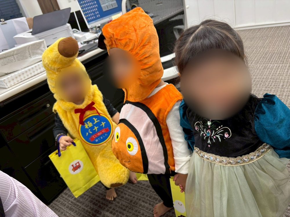 ハロウィンの仮装をした園児たち