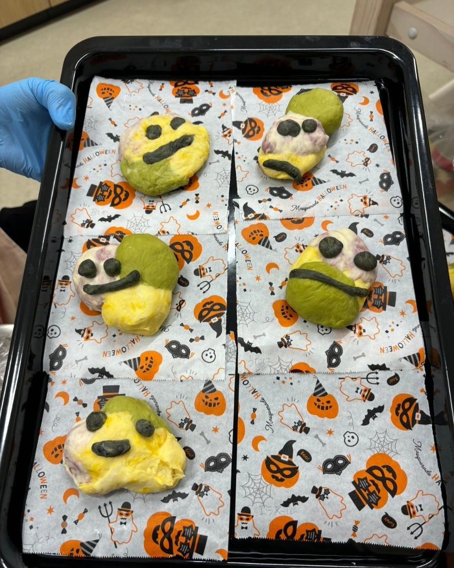 自園調理の手作りメニュー（ハロウィンのパン）